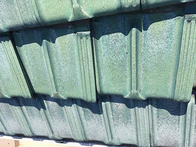 瓦が少しズレている